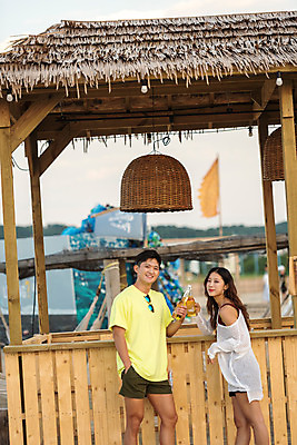 포토 JPG 주간 커플 여자 남자 행복 바다 여행 휴가 휴식 맥주 병맥주 미소 상반신 20대 성인 야외 두명 앞모습 옆모습 여름 친구 여름휴가 바캉스 한국인 편안함 즐거움 강원도 하조대해수욕장 성인만 국내포토 자연요소 계절 감정 뷰포인트 컨셉 관계 주류 한국 표정 사람 동양인 청년 감각 해수욕장 양양 파일형식 여름_계절