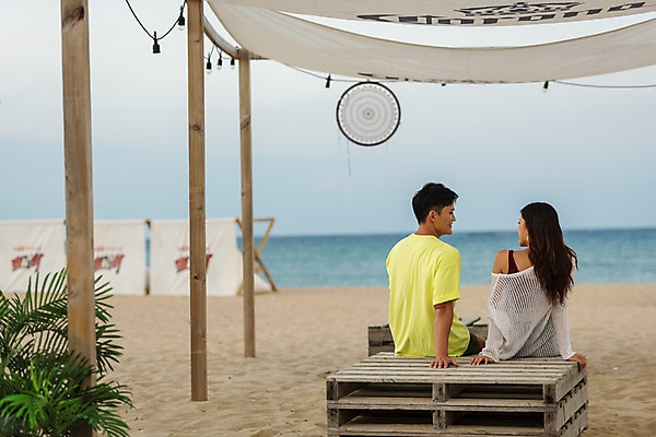 포토 JPG 주간 커플 여자 남자 행복 바다 여행 의자 휴가 휴식 맥주 대화 상반신 20대 성인 야외 두명 뒷모습 여름 친구 여름휴가 바캉스 모래사장 한국인 편안함 즐거움 강원도 하조대해수욕장 성인만 국내포토 자연요소 계절 감정 뷰포인트 가구 컨셉 관계 주류 한국 말하기 사람 동양인 청년 감각 해수욕장 양양 파일형식 여름_계절