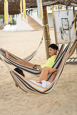 포토 JPG 주간 커플 여자 남자 행복 바다 여행 휴가 휴식 맥주 20대 성인 야외 두명 옆모습 뒷모습 여름 친구 여름휴가 바캉스 모래사장 눕기 한국인 편안함 즐거움 강원도 해먹 하조대해수욕장 성인만 국내포토 자연요소 계절 감정 뷰포인트 컨셉 관계 모션 주류 한국 사람 동양인 청년 침대 감각 해수욕장 양양 파일형식 여름_계절