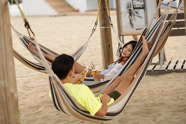 포토 JPG 주간 전신 커플 여자 남자 행복 바다 여행 휴가 휴식 맥주 병맥주 20대 성인 야외 두명 옆모습 뒷모습 여름 친구 여름휴가 바캉스 모래사장 한국인 편안함 즐거움 강원도 해먹 하조대해수욕장 성인만 국내포토 자연요소 계절 감정 뷰포인트 컨셉 관계 주류 한국 사람 동양인 청년 침대 감각 해수욕장 양양 파일형식 여름_계절