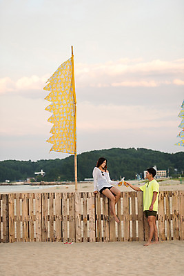 포토 JPG 주간 전신 구름 커플 여자 남자 행복 바다 여행 하늘 휴가 휴식 맥주 병맥주 20대 성인 야외 두명 앞모습 옆모습 여름 친구 여름휴가 바캉스 모래사장 한국인 깃발 편안함 즐거움 강원도 하조대해수욕장 성인만 국내포토 자연요소 계절 감정 뷰포인트 컨셉 관계 주류 한국 사람 동양인 청년 감각 해수욕장 양양 파일형식 여름_계절