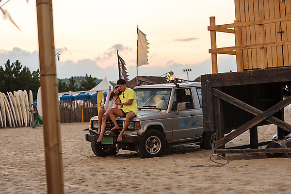 포토 JPG 주간 전신 커플 여자 남자 행복 바다 여행 자동차 휴가 휴식 맥주 20대 성인 야외 두명 앞모습 여름 친구 여름휴가 바캉스 모래사장 기댐 한국인 편안함 즐거움 강원도 하조대해수욕장 성인만 국내포토 자연요소 계절 감정 육상교통 뷰포인트 컨셉 관계 모션 주류 한국 사람 동양인 청년 감각 해수욕장 양양 파일형식 여름_계절