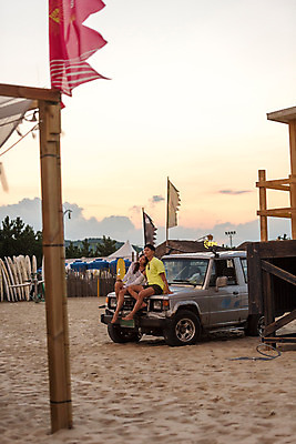 포토 JPG 주간 전신 커플 여자 남자 행복 바다 여행 자동차 하늘 휴가 휴식 맥주 20대 성인 야외 두명 앞모습 옆모습 여름 친구 여름휴가 바캉스 모래사장 기댐 한국인 편안함 즐거움 강원도 하조대해수욕장 성인만 국내포토 자연요소 계절 감정 육상교통 뷰포인트 컨셉 관계 모션 주류 한국 사람 동양인 청년 감각 해수욕장 양양 파일형식 여름_계절