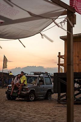 포토 JPG 주간 전신 커플 여자 남자 행복 바다 여행 자동차 휴가 휴식 맥주 앉기 20대 성인 야외 두명 앞모습 여름 친구 여름휴가 바캉스 모래사장 기댐 한국인 편안함 즐거움 강원도 하조대해수욕장 성인만 국내포토 자연요소 계절 감정 육상교통 뷰포인트 컨셉 관계 모션 주류 한국 사람 동양인 청년 감각 해수욕장 양양 파일형식 여름_계절