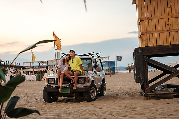 포토 JPG 주간 전신 커플 여자 남자 행복 바다 여행 자동차 휴가 휴식 맥주 앉기 20대 성인 야외 두명 앞모습 여름 친구 여름휴가 바캉스 모래사장 기댐 한국인 편안함 즐거움 강원도 하조대해수욕장 성인만 국내포토 자연요소 계절 감정 육상교통 뷰포인트 컨셉 관계 모션 주류 한국 사람 동양인 청년 감각 해수욕장 양양 파일형식 여름_계절