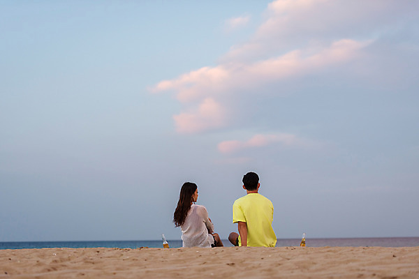포토 JPG 주간 구름 커플 여자 남자 행복 바다 여행 하늘 휴가 휴식 맥주 병맥주 상반신 20대 성인 해변 야외 두명 뒷모습 여름 친구 여름휴가 바캉스 모래사장 한국인 편안함 즐거움 강원도 하조대해수욕장 성인만 국내포토 자연요소 계절 감정 뷰포인트 컨셉 관계 주류 한국 사람 동양인 청년 감각 해수욕장 양양 파일형식 여름_계절