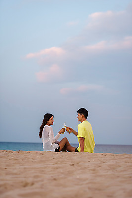 포토 JPG 주간 구름 커플 여자 남자 행복 바다 여행 하늘 휴가 휴식 맥주 병맥주 상반신 20대 성인 해변 야외 두명 옆모습 뒷모습 여름 친구 여름휴가 바캉스 모래사장 한국인 편안함 즐거움 강원도 하조대해수욕장 성인만 국내포토 자연요소 계절 감정 뷰포인트 컨셉 관계 주류 한국 사람 동양인 청년 감각 해수욕장 양양 파일형식 여름_계절