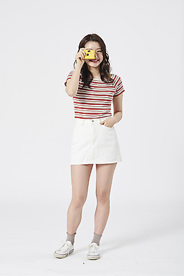 포토 JPG 스튜디오촬영 전신 우먼라이프 여자 행복 실내 한명 서기 미소 누끼 20대 성인 앞모습 카메라 촬영 한국인 흰색 흰배경 복고 주머니손 성인여자한명만 국내포토 1 라이프스타일 감정 뷰포인트 컬러 백그라운드 모션 표정 사람 동양인 청년 내부 전자제품 여자한명만 성인여자만 파일형식