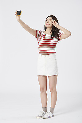 포토 JPG 스튜디오촬영 전신 우먼라이프 여자 포즈 실내 한명 서기 누끼 20대 성인 앞모습 카메라 귀여움 촬영 한국인 흰색 셀프카메라 흰배경 복고 브이 성인여자한명만 국내포토 1 라이프스타일 뷰포인트 컬러 백그라운드 컨셉 모션 사람 동양인 손짓 청년 내부 전자제품 사진촬영 여자한명만 성인여자만 파일형식