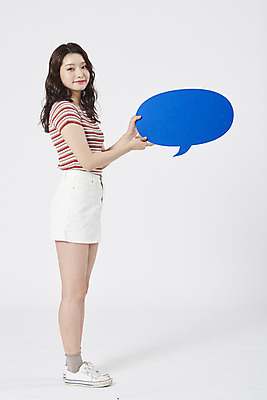 포토 JPG 스튜디오촬영 전신 우먼라이프 배너 여자 말풍선 실내 이야기 대화 한명 서기 누끼 20대 성인 옆모습 한국인 흰색 흰배경 복고 성인여자한명만 국내포토 1 라이프스타일 뷰포인트 컬러 백그라운드 모션 말하기 사람 동양인 청년 내부 여자한명만 성인여자만 파일형식