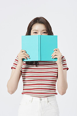 포토 JPG 스튜디오촬영 우먼라이프 여자 실내 한명 서기 누끼 상반신 20대 성인 앞모습 책 독서 한국인 흰색 흰배경 복고 얼굴가리기 안구 성인여자한명만 국내포토 1 라이프스타일 뷰포인트 컬러 백그라운드 모션 사람 동양인 청년 내부 신체부위 가림 여자한명만 성인여자만 파일형식