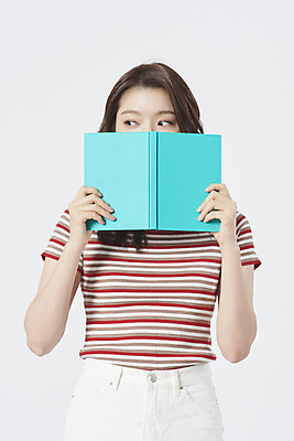 포토 JPG 스튜디오촬영 우먼라이프 여자 실내 한명 서기 누끼 상반신 20대 성인 앞모습 책 독서 한국인 흰색 흰배경 복고 얼굴가리기 안구 성인여자한명만 국내포토 1 라이프스타일 뷰포인트 컬러 백그라운드 모션 사람 동양인 청년 내부 신체부위 가림 여자한명만 성인여자만 파일형식