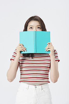 포토 JPG 스튜디오촬영 우먼라이프 여자 실내 한명 서기 누끼 상반신 20대 성인 앞모습 책 독서 한국인 흰색 흰배경 복고 얼굴가리기 안구 성인여자한명만 국내포토 1 라이프스타일 뷰포인트 컬러 백그라운드 모션 사람 동양인 청년 내부 신체부위 가림 여자한명만 성인여자만 파일형식