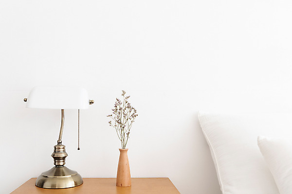 포토 JPG 스튜디오촬영 나무 식물 꽃 건조 실내 사람없음 꽃병 침실 흰색 침대 스탠드 오브젝트 흰배경 협탁 드라이플라워 오하이오블루 국내포토 컬러 가구 백그라운드 조명 내부 파일형식