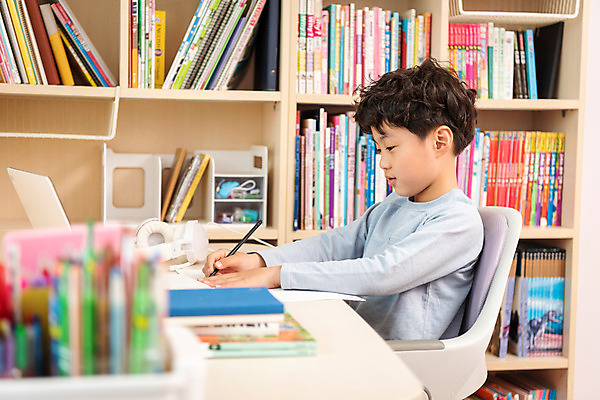 포토 JPG 남자 초등학생 어린이 방학 실내 한명 앉기 상반신 옆모습 10대 노트북 한국인 사회이슈 예방 감염 개학 온라인강의 홈스쿨 홈스쿨링 소년한명만 사회적거리두기 휴교 원격수업 언스쿨링 국내포토 1 학생 교육 캠페인 뷰포인트 컨셉 학교 모션 청소년 휴가 사람 동양인 내부 전자제품 강의 원격 남자한명만 소년만 파일형식 언택트