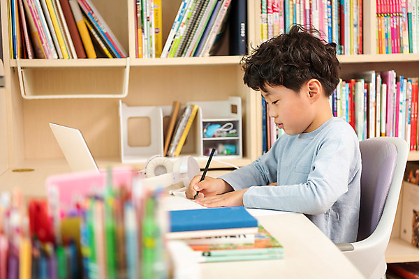 포토 JPG 남자 초등학생 어린이 방학 실내 한명 앉기 상반신 옆모습 10대 노트북 한국인 사회이슈 예방 감염 개학 온라인강의 홈스쿨 홈스쿨링 소년한명만 사회적거리두기 휴교 원격수업 언스쿨링 국내포토 1 학생 교육 캠페인 뷰포인트 컨셉 학교 모션 청소년 휴가 사람 동양인 내부 전자제품 강의 원격 남자한명만 소년만 파일형식 언택트