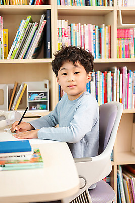 포토 JPG 남자 초등학생 어린이 방학 실내 한명 앉기 상반신 옆모습 10대 노트북 한국인 사회이슈 예방 감염 개학 온라인강의 홈스쿨 홈스쿨링 소년한명만 사회적거리두기 휴교 원격수업 언스쿨링 국내포토 1 학생 교육 캠페인 뷰포인트 컨셉 학교 모션 청소년 휴가 사람 동양인 내부 전자제품 강의 원격 남자한명만 소년만 파일형식 언택트