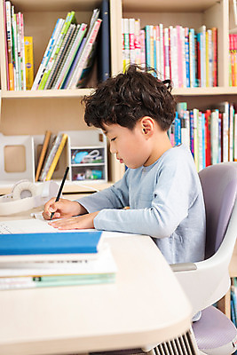 포토 JPG 남자 초등학생 어린이 방학 실내 한명 앉기 상반신 옆모습 10대 노트북 한국인 사회이슈 예방 감염 개학 온라인강의 홈스쿨 홈스쿨링 소년한명만 사회적거리두기 휴교 원격수업 언스쿨링 국내포토 1 학생 교육 캠페인 뷰포인트 컨셉 학교 모션 청소년 휴가 사람 동양인 내부 전자제품 강의 원격 남자한명만 소년만 파일형식 언택트