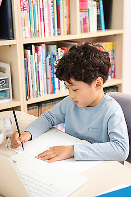 포토 JPG 남자 초등학생 어린이 방학 실내 한명 앉기 상반신 옆모습 10대 노트북 한국인 사회이슈 예방 감염 개학 온라인강의 홈스쿨 홈스쿨링 소년한명만 사회적거리두기 휴교 원격수업 언스쿨링 국내포토 1 학생 교육 캠페인 뷰포인트 컨셉 학교 모션 청소년 휴가 사람 동양인 내부 전자제품 강의 원격 남자한명만 소년만 파일형식 언택트