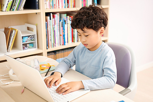 포토 JPG 남자 초등학생 어린이 방학 실내 한명 앉기 상반신 옆모습 10대 노트북 한국인 사회이슈 예방 감염 개학 온라인강의 홈스쿨 홈스쿨링 소년한명만 사회적거리두기 휴교 원격수업 언스쿨링 국내포토 1 학생 교육 캠페인 뷰포인트 컨셉 학교 모션 청소년 휴가 사람 동양인 내부 전자제품 강의 원격 남자한명만 소년만 파일형식 언택트