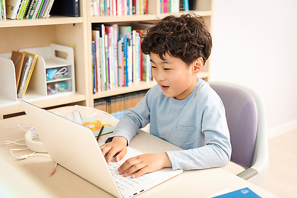 포토 JPG 남자 초등학생 어린이 방학 실내 한명 미소 앉기 상반신 옆모습 10대 노트북 한국인 사회이슈 예방 감염 개학 온라인강의 홈스쿨 홈스쿨링 소년한명만 사회적거리두기 휴교 원격수업 언스쿨링 국내포토 1 학생 교육 캠페인 뷰포인트 컨셉 학교 모션 청소년 휴가 표정 사람 동양인 내부 전자제품 강의 원격 남자한명만 소년만 파일형식 언택트