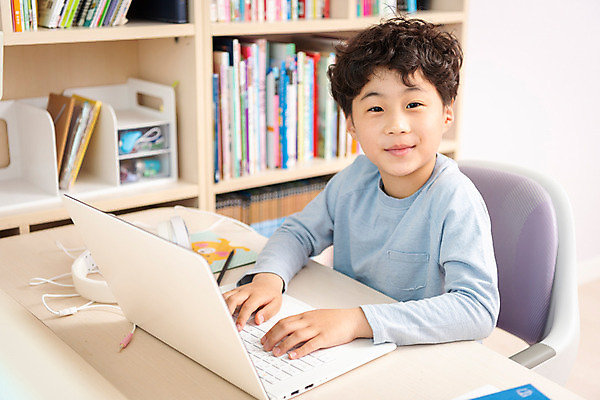 포토 JPG 남자 초등학생 어린이 방학 실내 한명 미소 앉기 상반신 옆모습 10대 노트북 한국인 사회이슈 예방 감염 개학 온라인강의 홈스쿨 홈스쿨링 소년한명만 사회적거리두기 휴교 원격수업 언스쿨링 국내포토 1 학생 교육 캠페인 뷰포인트 컨셉 학교 모션 청소년 휴가 표정 사람 동양인 내부 전자제품 강의 원격 남자한명만 소년만 파일형식 언택트