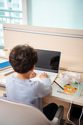 포토 JPG 남자 초등학생 어린이 방학 실내 한명 앉기 상반신 뒷모습 10대 노트북 헤드셋 한국인 사회이슈 예방 감염 개학 온라인강의 홈스쿨 홈스쿨링 소년한명만 사회적거리두기 휴교 원격수업 언스쿨링 국내포토 1 학생 교육 캠페인 뷰포인트 음향기기 컨셉 학교 모션 청소년 휴가 사람 동양인 내부 전자제품 헤드폰 강의 원격 남자한명만 소년만 파일형식 언택트