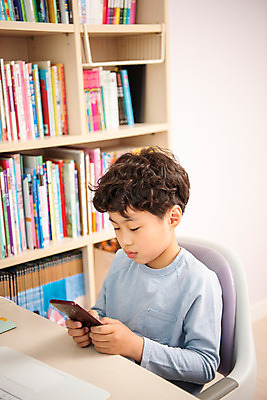 포토 JPG 남자 초등학생 어린이 방학 실내 한명 앉기 상반신 옆모습 10대 노트북 스마트폰 한국인 사회이슈 예방 감염 개학 딴짓 온라인강의 홈스쿨 홈스쿨링 소년한명만 사회적거리두기 휴교 원격수업 랜선라이프 언스쿨링 국내포토 1 학생 라이프스타일 교육 캠페인 뷰포인트 컨셉 학교 모션 청소년 휴가 사람 동양인 내부 전자제품 핸드폰 스마트기기 강의 원격 남자한명만 소년만 파일형식 언택트