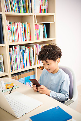 포토 JPG 남자 초등학생 어린이 방학 실내 한명 앉기 상반신 옆모습 10대 노트북 스마트폰 한국인 사회이슈 예방 감염 개학 딴짓 온라인강의 홈스쿨 홈스쿨링 소년한명만 사회적거리두기 휴교 원격수업 랜선라이프 언스쿨링 국내포토 1 학생 라이프스타일 교육 캠페인 뷰포인트 컨셉 학교 모션 청소년 휴가 사람 동양인 내부 전자제품 핸드폰 스마트기기 강의 원격 남자한명만 소년만 파일형식 언택트