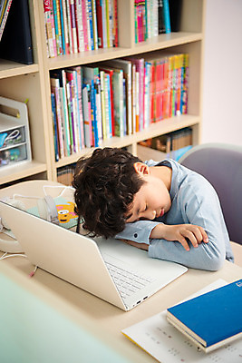 포토 JPG 남자 초등학생 어린이 엎드리기 방학 실내 한명 앉기 상반신 옆모습 10대 노트북 한국인 잠 지루함 사회이슈 예방 감염 개학 딴짓 온라인강의 홈스쿨 홈스쿨링 소년한명만 사회적거리두기 휴교 원격수업 언스쿨링 국내포토 1 학생 교육 감정 캠페인 뷰포인트 컨셉 학교 모션 청소년 휴가 사람 동양인 내부 전자제품 강의 원격 남자한명만 소년만 파일형식 언택트