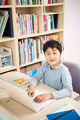 포토 JPG 남자 초등학생 어린이 방학 실내 한명 미소 앉기 상반신 옆모습 10대 노트북 헤드셋 한국인 사회이슈 예방 감염 개학 온라인강의 홈스쿨 홈스쿨링 소년한명만 사회적거리두기 휴교 원격수업 언스쿨링 국내포토 1 학생 교육 캠페인 뷰포인트 음향기기 컨셉 학교 모션 청소년 휴가 표정 사람 동양인 내부 전자제품 헤드폰 강의 원격 남자한명만 소년만 파일형식 언택트