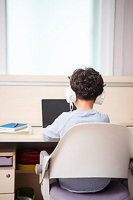 포토 JPG 남자 초등학생 어린이 방학 실내 한명 앉기 상반신 뒷모습 10대 노트북 헤드셋 한국인 사회이슈 예방 감염 개학 온라인강의 홈스쿨 홈스쿨링 소년한명만 사회적거리두기 휴교 원격수업 언스쿨링 국내포토 1 학생 교육 캠페인 뷰포인트 음향기기 컨셉 학교 모션 청소년 휴가 사람 동양인 내부 전자제품 헤드폰 강의 원격 남자한명만 소년만 파일형식 언택트