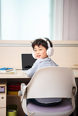 포토 JPG 남자 초등학생 어린이 방학 실내 한명 미소 앉기 상반신 뒷모습 10대 노트북 헤드셋 한국인 뒤돌아보기 사회이슈 예방 감염 개학 온라인강의 홈스쿨 홈스쿨링 소년한명만 사회적거리두기 휴교 원격수업 언스쿨링 국내포토 1 학생 교육 캠페인 뷰포인트 음향기기 컨셉 학교 모션 청소년 휴가 표정 사람 동양인 내부 전자제품 헤드폰 강의 원격 남자한명만 소년만 파일형식 언택트