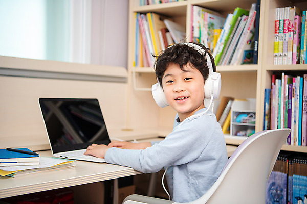 포토 JPG 남자 초등학생 어린이 방학 실내 한명 미소 앉기 상반신 옆모습 10대 노트북 헤드셋 한국인 사회이슈 예방 감염 개학 온라인강의 홈스쿨 홈스쿨링 소년한명만 사회적거리두기 휴교 원격수업 언스쿨링 국내포토 1 학생 교육 캠페인 뷰포인트 음향기기 컨셉 학교 모션 청소년 휴가 표정 사람 동양인 내부 전자제품 헤드폰 강의 원격 남자한명만 소년만 파일형식 언택트