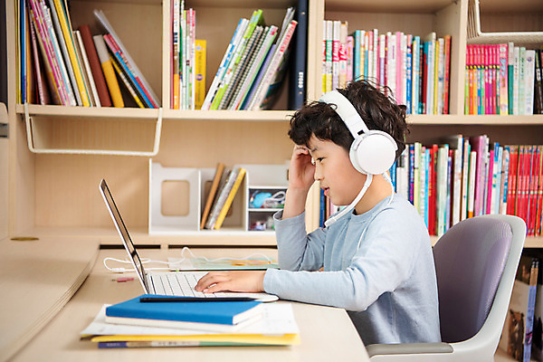 포토 JPG 남자 초등학생 어린이 방학 실내 한명 앉기 상반신 옆모습 10대 노트북 헤드셋 한국인 사회이슈 집중 예방 감염 개학 온라인강의 홈스쿨 홈스쿨링 소년한명만 사회적거리두기 휴교 원격수업 랜선라이프 언스쿨링 국내포토 1 학생 라이프스타일 교육 캠페인 뷰포인트 음향기기 컨셉 학교 모션 청소년 휴가 사람 동양인 내부 전자제품 헤드폰 강의 원격 남자한명만 소년만 파일형식 언택트