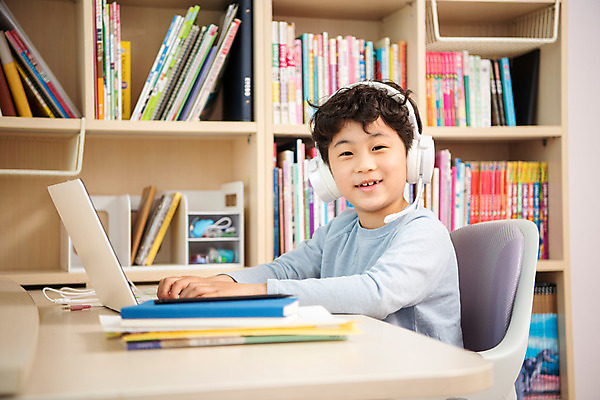 포토 JPG 남자 초등학생 어린이 방학 실내 한명 미소 앉기 상반신 옆모습 10대 노트북 헤드셋 한국인 사회이슈 예방 감염 개학 온라인강의 홈스쿨 홈스쿨링 소년한명만 사회적거리두기 휴교 원격수업 랜선라이프 언스쿨링 국내포토 1 학생 라이프스타일 교육 캠페인 뷰포인트 음향기기 컨셉 학교 모션 청소년 휴가 표정 사람 동양인 내부 전자제품 헤드폰 강의 원격 남자한명만 소년만 파일형식 언택트