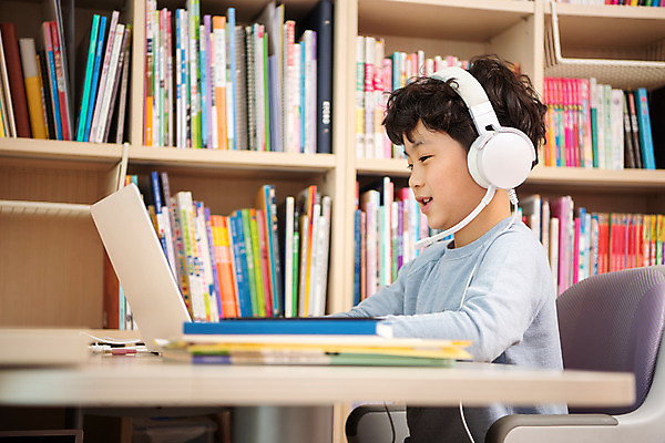 포토 JPG 남자 초등학생 어린이 방학 실내 한명 미소 앉기 상반신 옆모습 10대 노트북 헤드셋 한국인 사회이슈 예방 감염 개학 온라인강의 홈스쿨 홈스쿨링 소년한명만 사회적거리두기 휴교 원격수업 랜선라이프 언스쿨링 국내포토 1 학생 라이프스타일 교육 캠페인 뷰포인트 음향기기 컨셉 학교 모션 청소년 휴가 표정 사람 동양인 내부 전자제품 헤드폰 강의 원격 남자한명만 소년만 파일형식 언택트