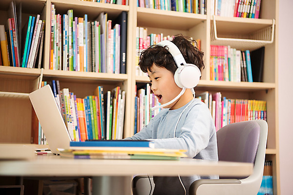 포토 JPG 남자 초등학생 어린이 방학 실내 한명 미소 앉기 상반신 옆모습 10대 노트북 헤드셋 한국인 사회이슈 예방 감염 개학 온라인강의 홈스쿨 홈스쿨링 소년한명만 사회적거리두기 휴교 원격수업 랜선라이프 언스쿨링 국내포토 1 학생 라이프스타일 교육 캠페인 뷰포인트 음향기기 컨셉 학교 모션 청소년 휴가 표정 사람 동양인 내부 전자제품 헤드폰 강의 원격 남자한명만 소년만 파일형식 언택트