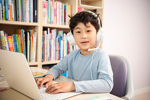 포토 JPG 남자 초등학생 어린이 방학 실내 한명 앉기 상반신 옆모습 10대 노트북 헤드셋 한국인 사회이슈 예방 감염 개학 온라인강의 홈스쿨 홈스쿨링 소년한명만 사회적거리두기 휴교 원격수업 언스쿨링 국내포토 1 학생 교육 캠페인 뷰포인트 음향기기 컨셉 학교 모션 청소년 휴가 사람 동양인 내부 전자제품 헤드폰 강의 원격 남자한명만 소년만 파일형식 언택트