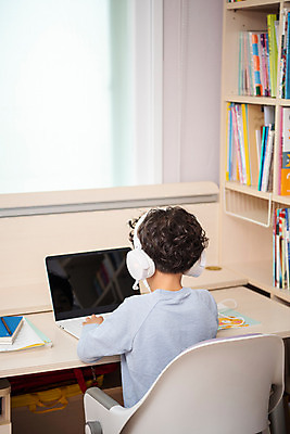 포토 JPG 남자 초등학생 어린이 방학 실내 한명 앉기 상반신 뒷모습 10대 노트북 헤드셋 한국인 사회이슈 예방 감염 개학 온라인강의 홈스쿨 홈스쿨링 소년한명만 사회적거리두기 휴교 원격수업 랜선라이프 언스쿨링 국내포토 1 학생 라이프스타일 교육 캠페인 뷰포인트 음향기기 컨셉 학교 모션 청소년 휴가 사람 동양인 내부 전자제품 헤드폰 강의 원격 남자한명만 소년만 파일형식 언택트