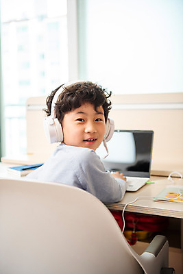 포토 JPG 남자 초등학생 어린이 방학 실내 한명 미소 앉기 상반신 뒷모습 10대 노트북 헤드셋 한국인 뒤돌아보기 사회이슈 예방 감염 개학 온라인강의 홈스쿨 홈스쿨링 소년한명만 사회적거리두기 휴교 원격수업 랜선라이프 언스쿨링 국내포토 1 학생 라이프스타일 교육 캠페인 뷰포인트 음향기기 컨셉 학교 모션 청소년 휴가 표정 사람 동양인 내부 전자제품 헤드폰 강의 원격 남자한명만 소년만 파일형식 언택트
