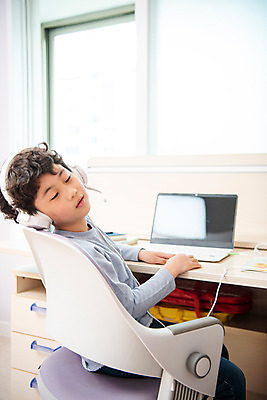 포토 JPG 남자 초등학생 어린이 방학 실내 피곤 한명 앉기 상반신 뒷모습 10대 노트북 눈감음 헤드셋 한국인 졸음 사회이슈 예방 감염 개학 딴짓 온라인강의 홈스쿨 홈스쿨링 소년한명만 사회적거리두기 휴교 원격수업 랜선라이프 언스쿨링 국내포토 1 학생 라이프스타일 교육 감정 캠페인 뷰포인트 음향기기 컨셉 학교 모션 청소년 휴가 사람 동양인 내부 전자제품 헤드폰 강의 원격 남자한명만 소년만 파일형식 언택트