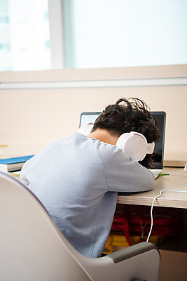 포토 JPG 남자 초등학생 어린이 엎드리기 방학 실내 피곤 한명 상반신 뒷모습 10대 노트북 헤드셋 한국인 사회이슈 예방 감염 개학 딴짓 온라인강의 홈스쿨 홈스쿨링 소년한명만 사회적거리두기 휴교 원격수업 언스쿨링 국내포토 1 학생 교육 캠페인 뷰포인트 음향기기 컨셉 학교 모션 청소년 휴가 사람 동양인 내부 전자제품 헤드폰 강의 원격 남자한명만 소년만 파일형식 언택트