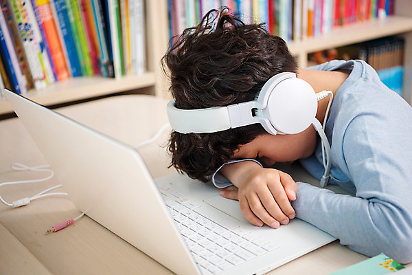 포토 JPG 남자 초등학생 어린이 엎드리기 방학 실내 피곤 한명 앉기 상반신 옆모습 10대 노트북 헤드셋 한국인 잠 사회이슈 예방 감염 개학 온라인강의 홈스쿨 홈스쿨링 소년한명만 사회적거리두기 휴교 원격수업 언스쿨링 국내포토 1 학생 교육 캠페인 뷰포인트 음향기기 컨셉 학교 모션 청소년 휴가 사람 동양인 내부 전자제품 헤드폰 강의 원격 남자한명만 소년만 파일형식 언택트