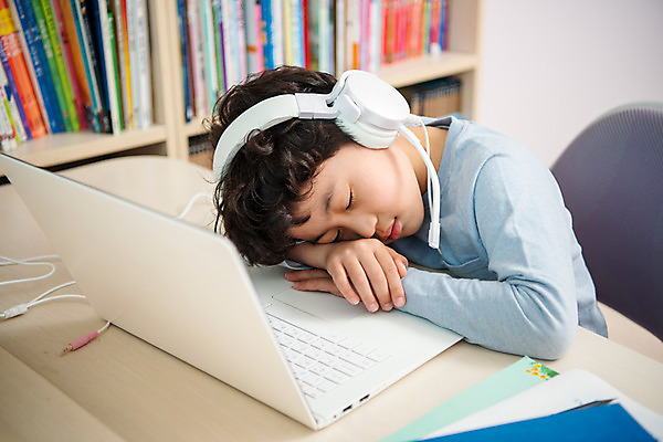 포토 JPG 남자 초등학생 어린이 엎드리기 방학 실내 피곤 한명 앉기 상반신 옆모습 10대 노트북 헤드셋 한국인 잠 사회이슈 예방 감염 개학 온라인강의 홈스쿨 홈스쿨링 소년한명만 사회적거리두기 휴교 원격수업 언스쿨링 국내포토 1 학생 교육 캠페인 뷰포인트 음향기기 컨셉 학교 모션 청소년 휴가 사람 동양인 내부 전자제품 헤드폰 강의 원격 남자한명만 소년만 파일형식 언택트