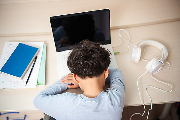 포토 JPG 남자 초등학생 어린이 엎드리기 방학 실내 피곤 한명 상반신 뒷모습 10대 노트북 하이앵글 헤드셋 한국인 잠 사회이슈 예방 감염 개학 온라인강의 홈스쿨 홈스쿨링 소년한명만 사회적거리두기 휴교 원격수업 언스쿨링 국내포토 1 학생 교육 캠페인 뷰포인트 음향기기 컨셉 학교 모션 청소년 휴가 사람 동양인 내부 전자제품 헤드폰 강의 원격 남자한명만 소년만 파일형식 언택트