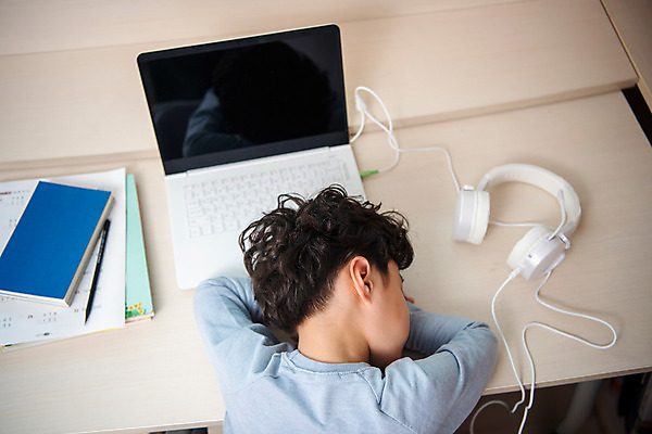 포토 JPG 남자 초등학생 어린이 엎드리기 방학 실내 피곤 한명 상반신 뒷모습 10대 노트북 하이앵글 헤드셋 한국인 잠 사회이슈 예방 감염 개학 온라인강의 홈스쿨 홈스쿨링 소년한명만 사회적거리두기 휴교 원격수업 언스쿨링 국내포토 1 학생 교육 캠페인 뷰포인트 음향기기 컨셉 학교 모션 청소년 휴가 사람 동양인 내부 전자제품 헤드폰 강의 원격 남자한명만 소년만 파일형식 언택트