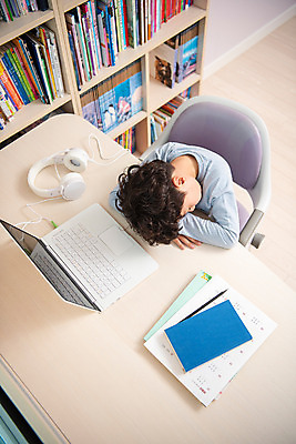 포토 JPG 남자 초등학생 어린이 엎드리기 방학 실내 피곤 한명 상반신 뒷모습 10대 노트북 하이앵글 헤드셋 한국인 잠 사회이슈 예방 감염 개학 온라인강의 홈스쿨 홈스쿨링 소년한명만 사회적거리두기 휴교 원격수업 언스쿨링 국내포토 1 학생 교육 캠페인 뷰포인트 음향기기 컨셉 학교 모션 청소년 휴가 사람 동양인 내부 전자제품 헤드폰 강의 원격 남자한명만 소년만 파일형식 언택트