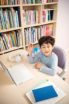 포토 JPG 남자 초등학생 어린이 방학 실내 한명 미소 앉기 상반신 앞모습 10대 노트북 한국인 사회이슈 예방 감염 개학 온라인강의 홈스쿨 홈스쿨링 소년한명만 사회적거리두기 휴교 원격수업 언스쿨링 국내포토 1 학생 교육 캠페인 뷰포인트 컨셉 학교 모션 청소년 휴가 표정 사람 동양인 내부 전자제품 강의 원격 남자한명만 소년만 파일형식 언택트