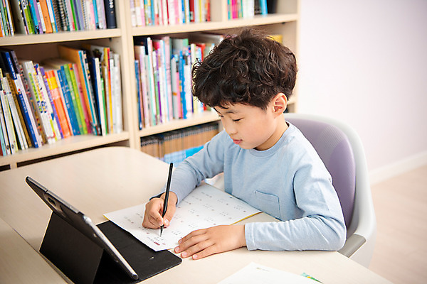 포토 JPG 남자 초등학생 어린이 방학 실내 한명 앉기 상반신 옆모습 10대 태블릿 한국인 사회이슈 예방 감염 개학 온라인강의 홈스쿨 홈스쿨링 소년한명만 사회적거리두기 휴교 원격수업 랜선라이프 언스쿨링 국내포토 1 학생 라이프스타일 교육 캠페인 뷰포인트 컨셉 학교 모션 청소년 휴가 사람 동양인 내부 전자제품 스마트기기 강의 원격 남자한명만 소년만 파일형식 언택트